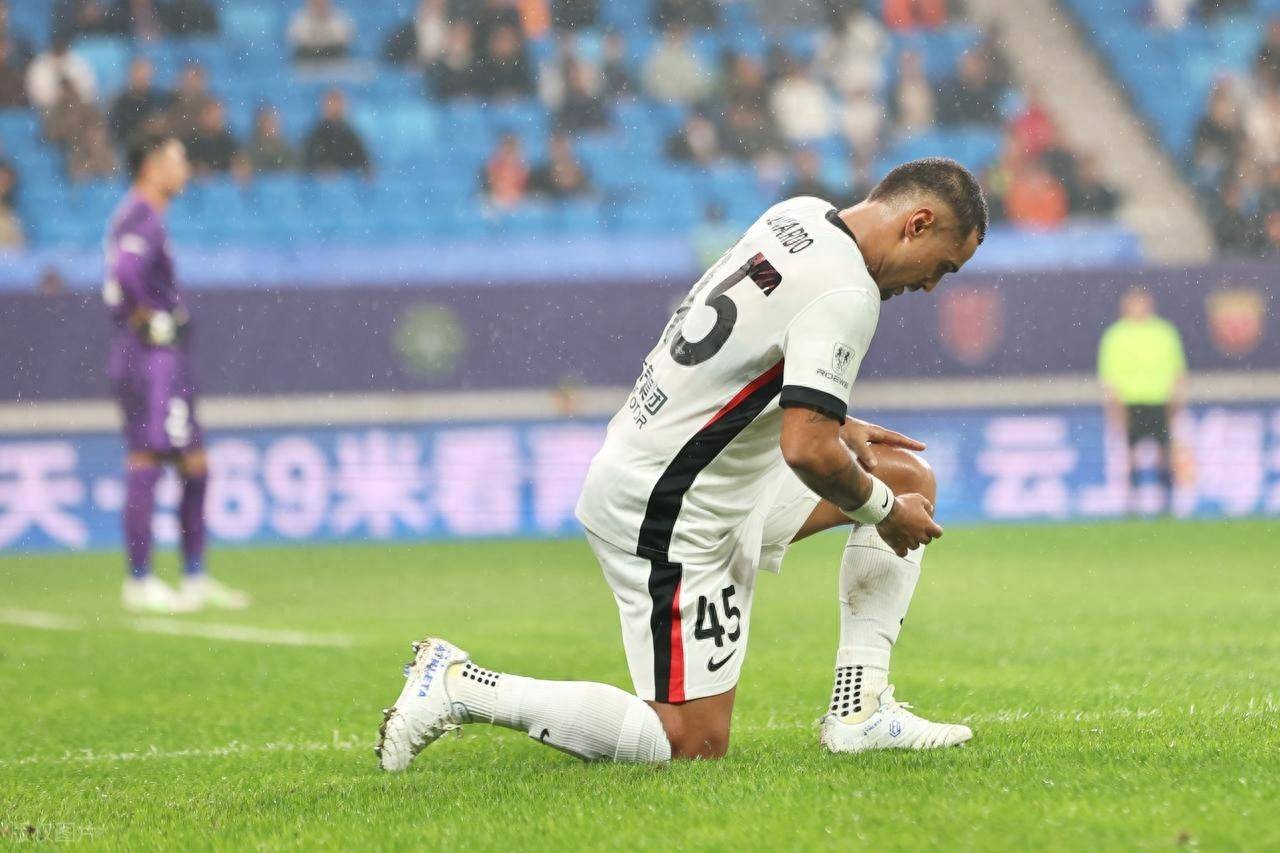 亚冠今夜再迎强敌,皇家马德里内部沟通,主帅态度——气氛紧张,纪律约束更严格的简单介绍 亚冠今夜再迎强敌,皇家马德里内部沟通,主帅态度——气氛紧张,纪律约束更严格的简单介绍