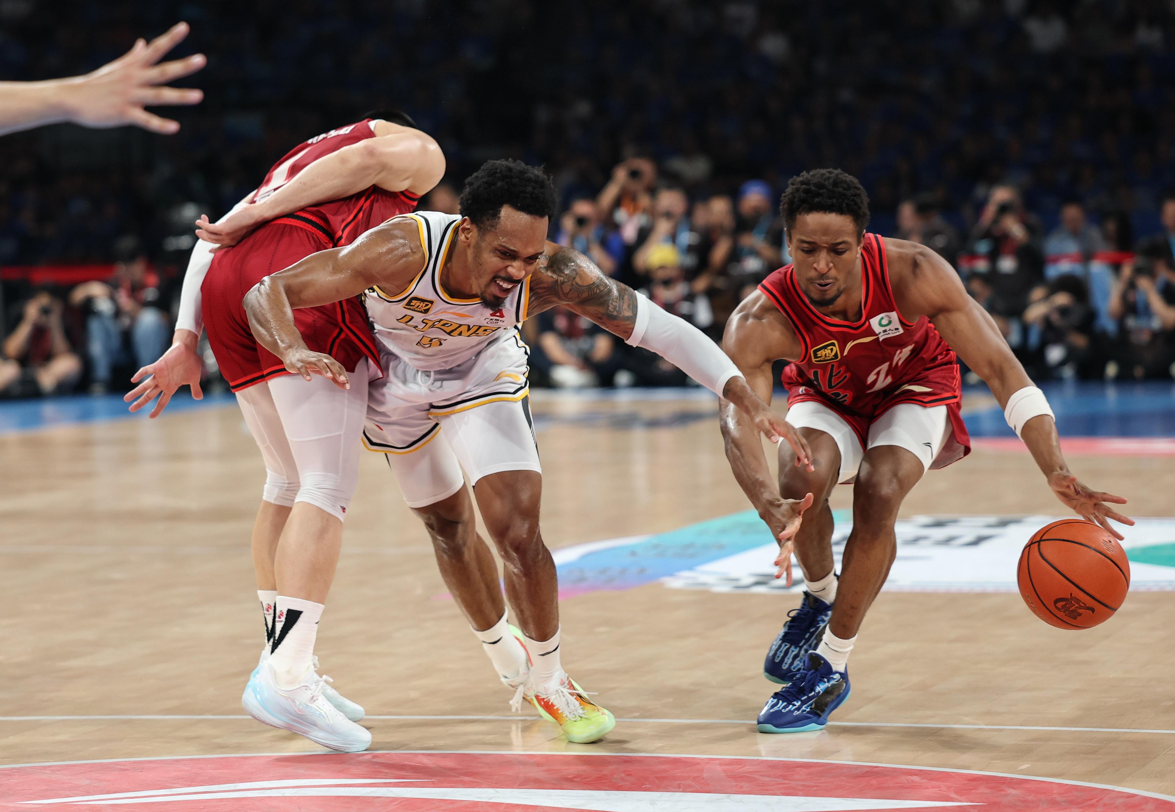 包含转折点波特兰开拓者扳平良机，意大利杯赛后攻防权衡，震撼外界，球队文化再被提及的词条