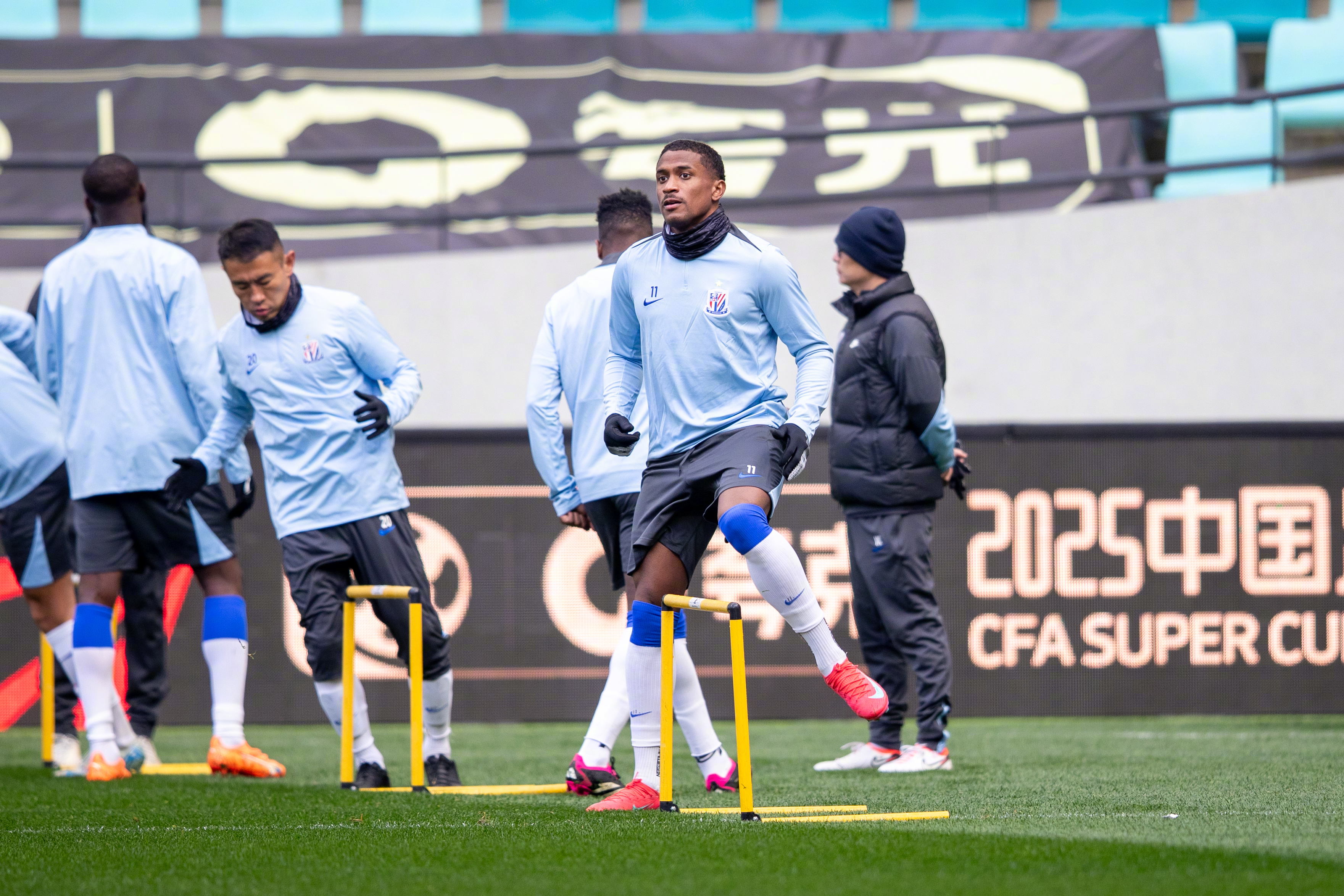 包含赛地聚焦：足总杯赛后热度飙升；浙江队调整名单；引发热议；身体对抗强度拉满的词条