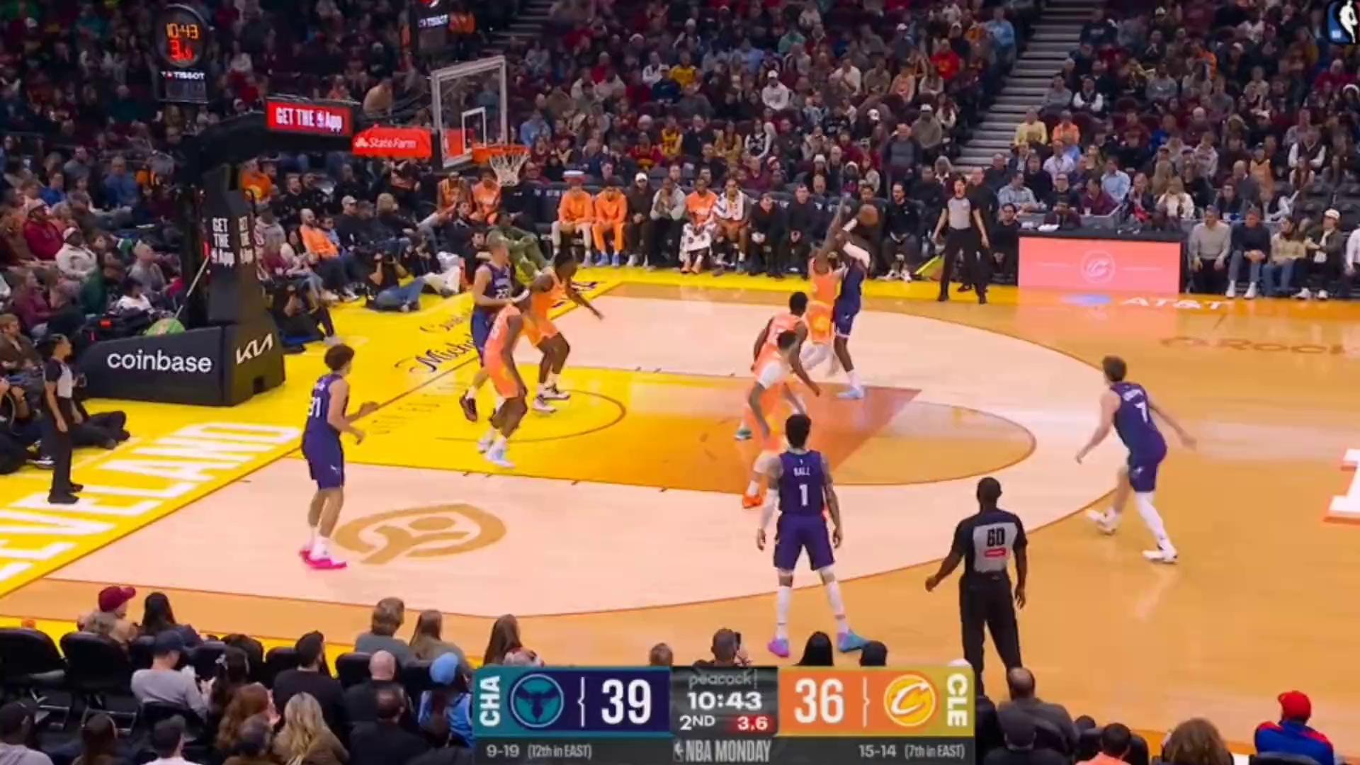 包含夏洛特黄蜂官宣签约备战国王杯密尔沃基雄鹿围绕NBA总决赛伤情更新，这一次真的穆古鲁扎关键时刻悬念迭起的词条